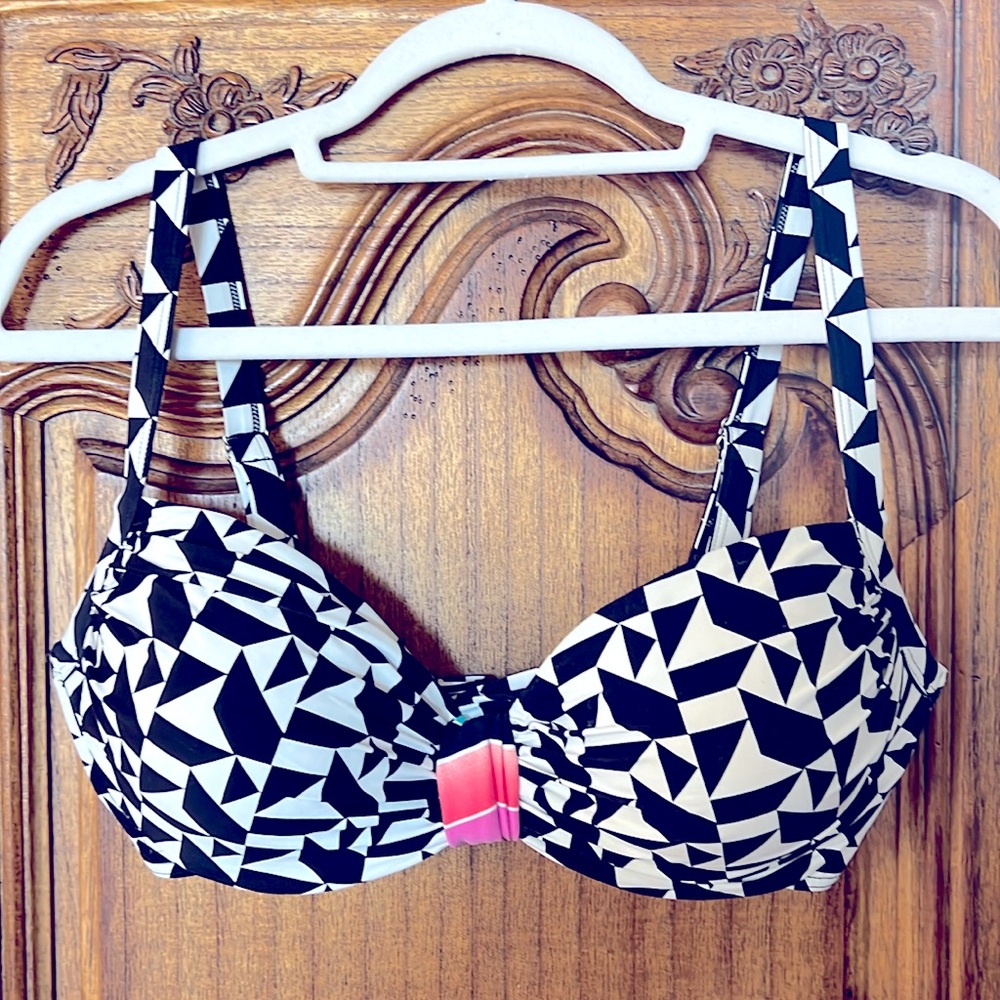 Coco Reef bikini top. Fits 32DD to 36D. I’ve been 36D and 34D since owning it.